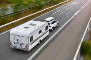 auto tirant une caravane sur la route