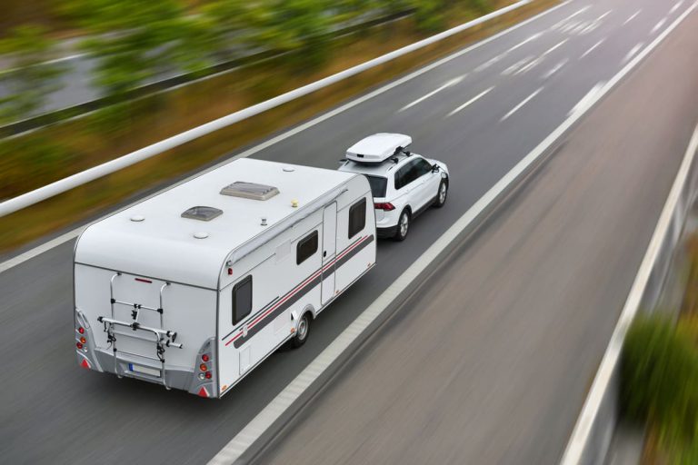 auto tirant une caravane sur la route