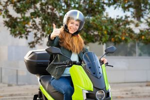 femme montant sur un scooter