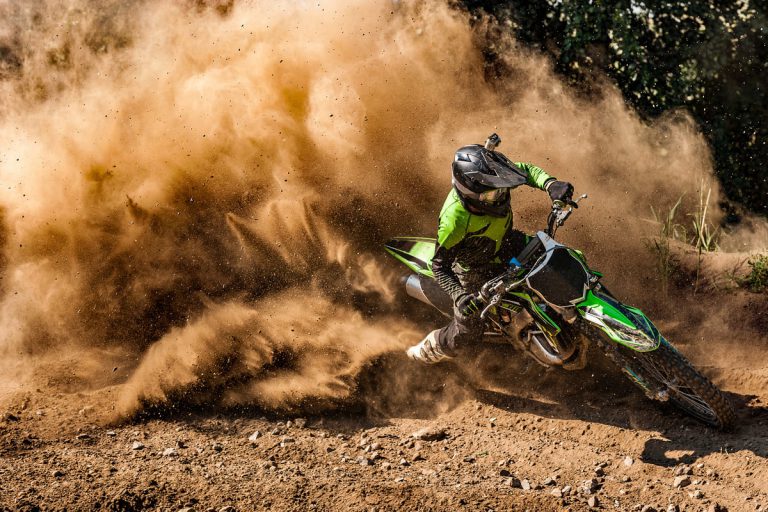 motocross faisant d'épais nuages de poussière derrière