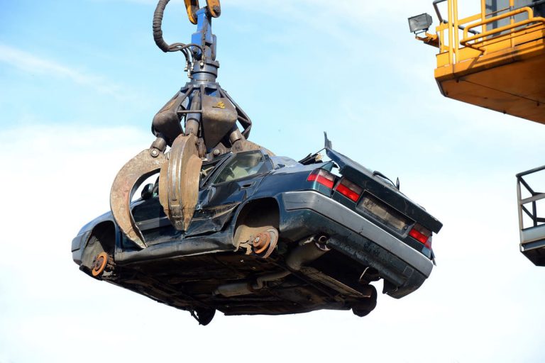 grue de destruction de véhicule en train de broyer une voiture
