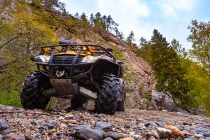 un quad dans les montagnes