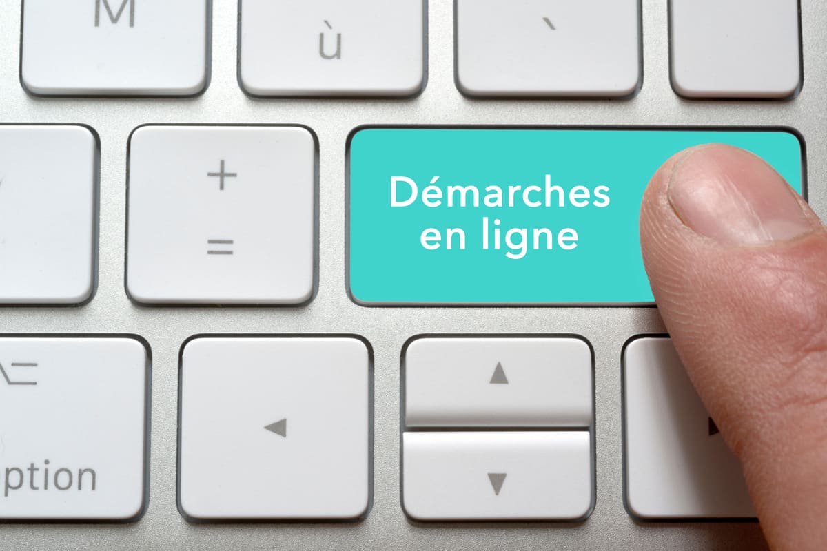 doigt appuyant sur la touche démarches en ligne d'un clavier 
