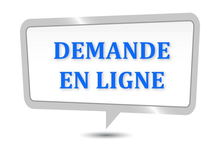 pancarte avec une écriture demande en ligne