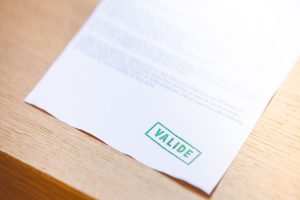 Feuille blanche avec un tampon valide vert en bas de page