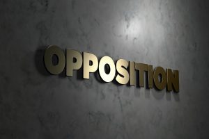 écriture dorée "opposition" en 3D sur fond gris
